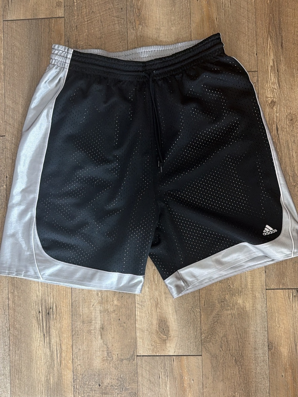 Vintage Y2K adidas Men’s Reversible Basketball Mesh Shorts - Size Large